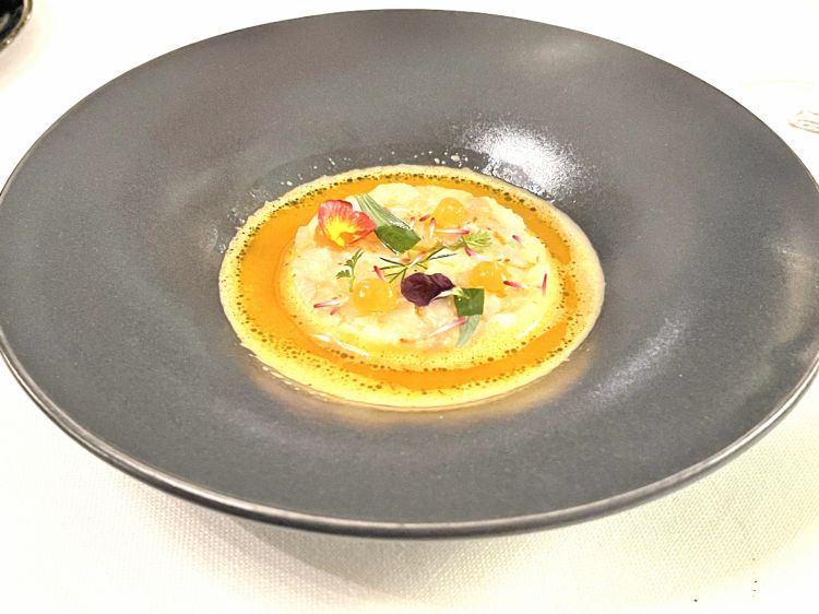 Crudo di orata, consommé di crostacei ed erbe di laguna
