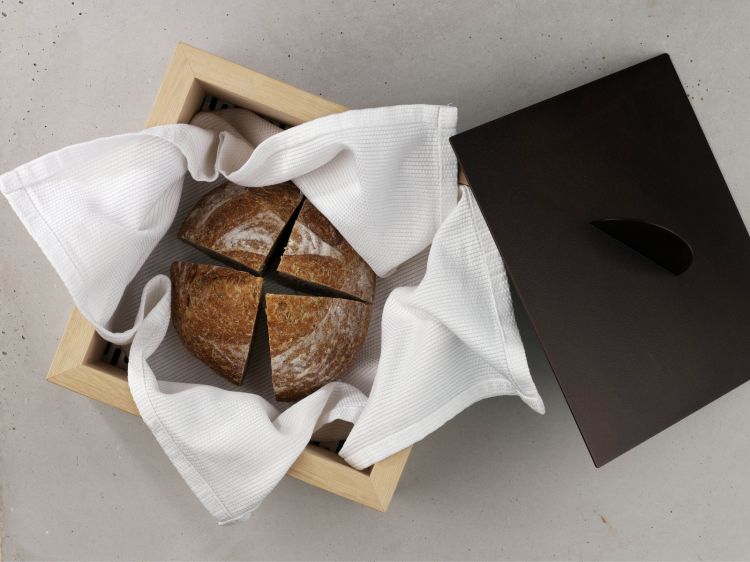 Il pane del Villa Naj. La pagnotta, di lievito madre, è fatta con farina semitegrale di Molini di Voghera. Poi grissini alla farina di Saragolla. In accompagnamento, burro demi sel
