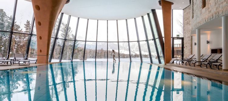 Aperta anche agli esterni, la Spa panoramica di oltre 2.000 mq vanta una grande piscina affacciata sui ghiacciai del Bernina
