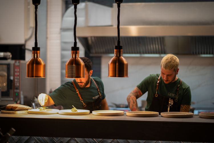 La cucina a vista del ristorante veronese con gli chef al lavoro
