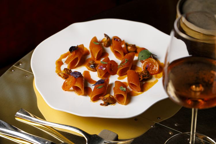 Pennone, salsa di fondale, kumquat e sconcigli è 