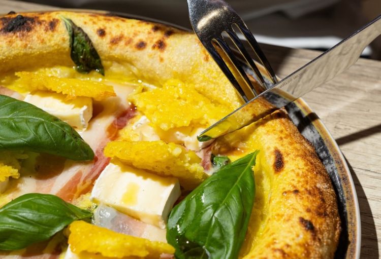 Cuoco invisibile, con crema di zafferano, chips di riso allo zafferano, brie, pancetta affumicata, fiordilatte, basilico