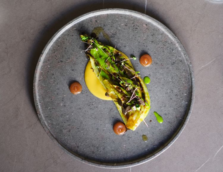 Cuore di lattuga alla brace laccata con salsa bbq di mela verde e semi di zucca su crema di lenticchia rossa bio di Monreale
