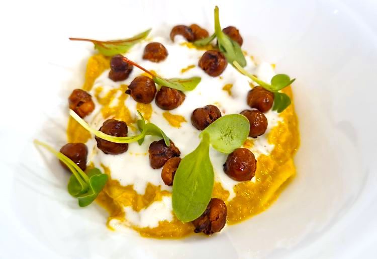 Curry di banana, cocco, ceci e creme fraiche allo zenzero