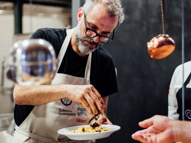 Massimo Bottura al Refettorio Gastromotiva di Rio de Janeiro
