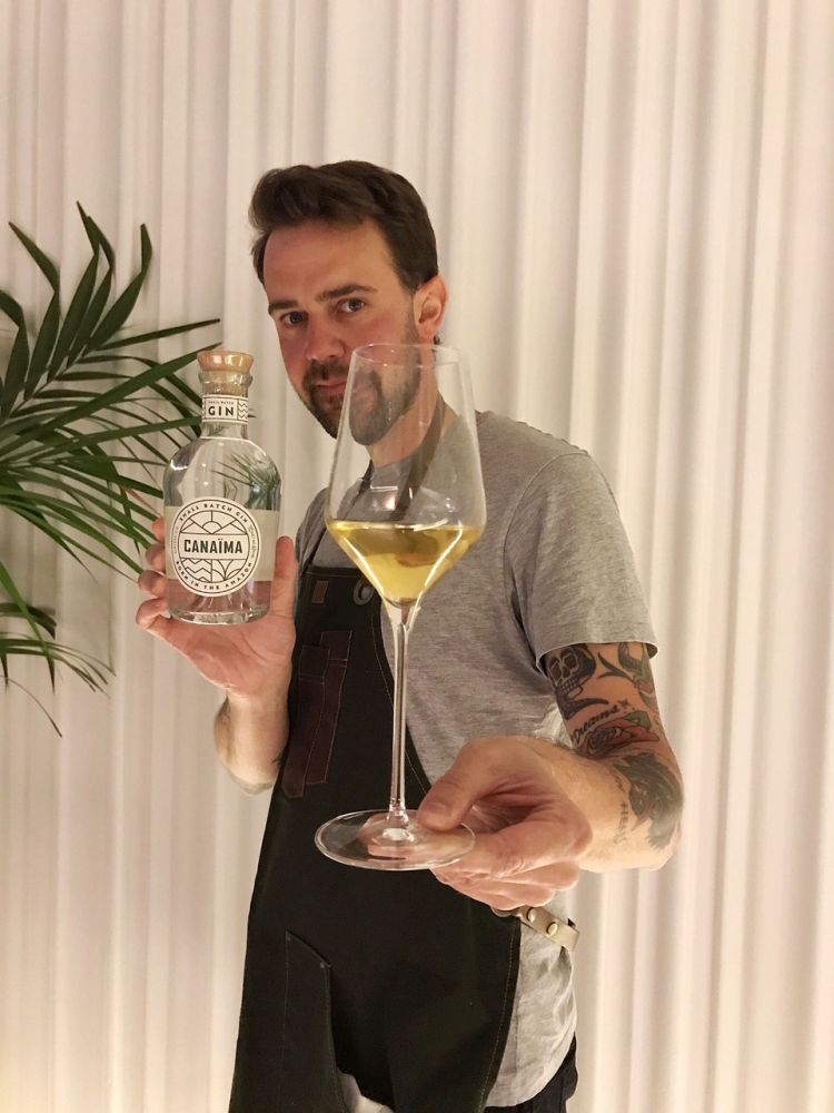 Simone Caporale presenta Acqua Amazzonica: Canaïma Gin che si unisce al sentore legnoso e aromatico del Palo Santo
