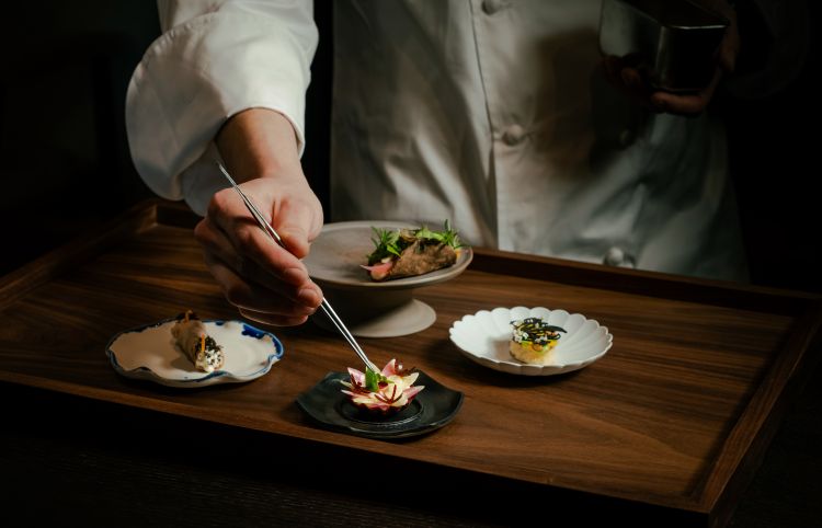 Il benvenuto dello chef di Da Lorenzo - Al giardino segreto, che comprende Casunziei di barbabietola, Sarde in saor, Risi e bisi e Cannolo di calamaro