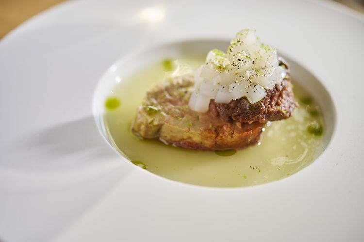 Fegato di rana pescatrice e pera ossidata, un piatto di Jacopo Ticchi del ristorante Da Lucio, a Rimini
