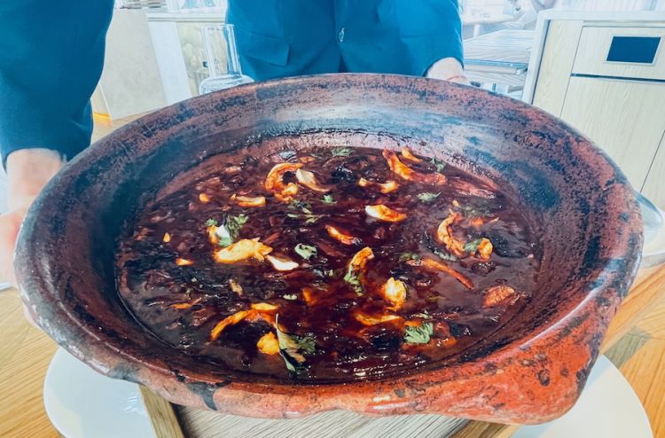 Brodetto tradizionale di pesce, molluschi e crostacei cotto nel forno a legna, Jacopo Ticchi, chef e patron di Da Lucio a Rimini