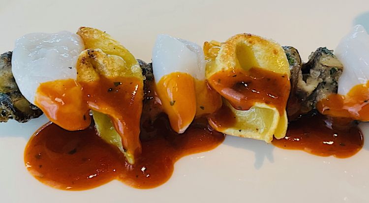 Cappelletti vuoti e lumache arrostite con brodetto di pesce