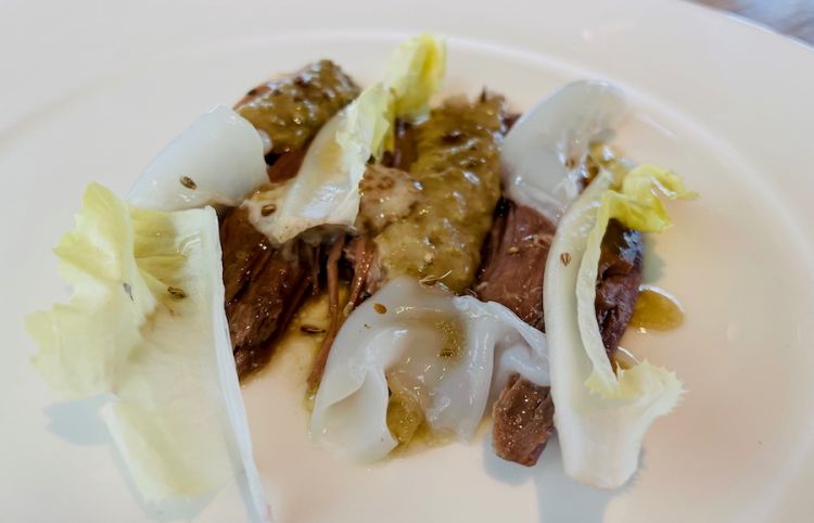 Oca cotta in brodo di alghe e vongole, seppia cruda, ostriche e scarola