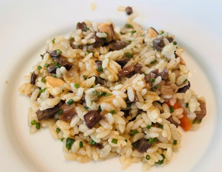 Riso alla pescatora: riso selenio cotto in acqua di pomodoro, rigaglie di volatili e frutti di mare crudi