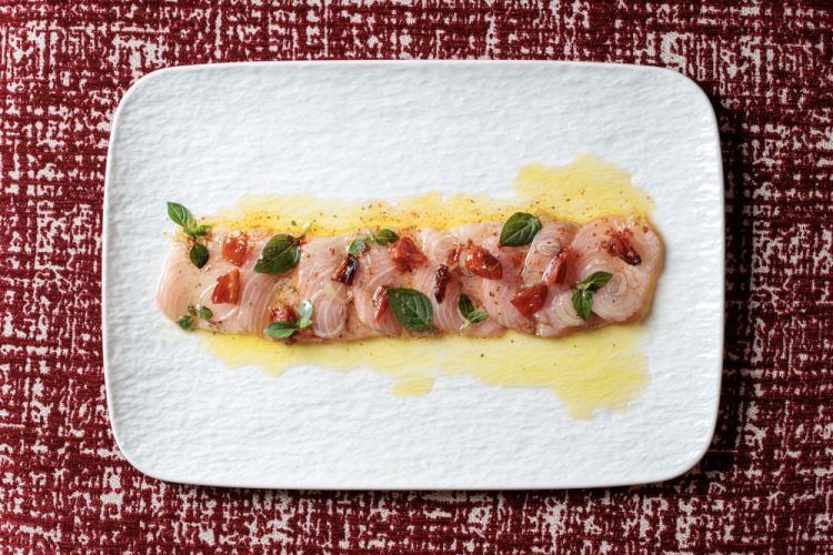 Carpaccio di ricciola con pomodoro confit e balsamico