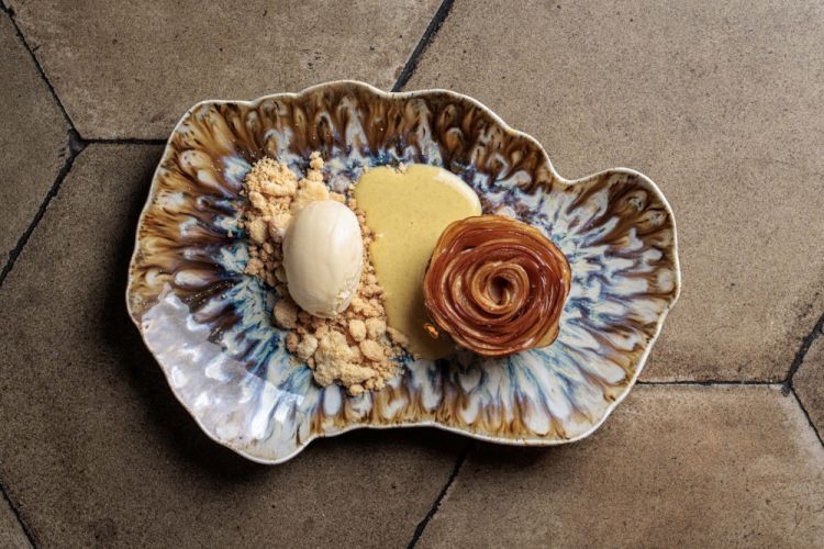 Tarte tatin di mele e cannella con crema inglese e gelato allo zabaione