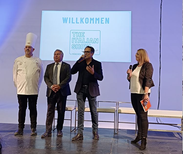 Gianluca Casini, il console italiano a Monaco Sergio Maffettone, Alessandro Schiatti e la conduttrice dell'edizione tedesca 2024 di The Italian Show, Verena Prencipe