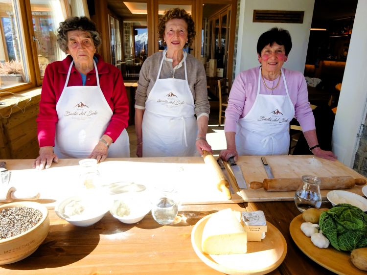 Da sinistra, Angela, Liliana e Ida Pelacchi, le tre sorelle scarellatrici che preparano i pizzoccheri artigianalmente seguendo la ricetta originale dell'Accademia del Pizzocchero di Teglio