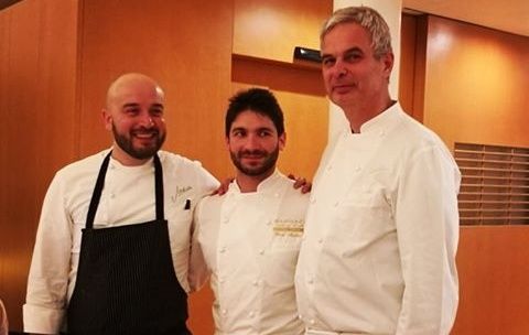 Moliteo tra le due colonne della cucina del Joia: l'executive chef Sauro Ricci, a sinistra, e Pietro Leemann
