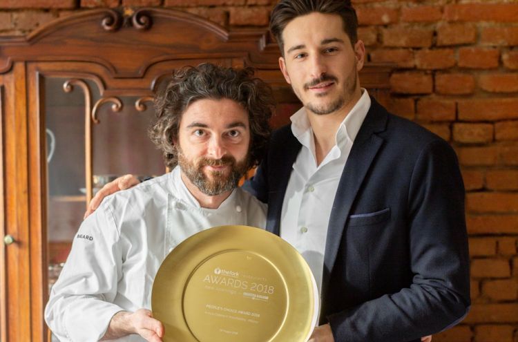 Lo chef Federico Sisti e il titolare Francesco Angelillo, figlio di Patrizia Meazza, con il trofeo per aver conquistato la prima posizione al TheFork Restaurants Awards - New Openings 2018
