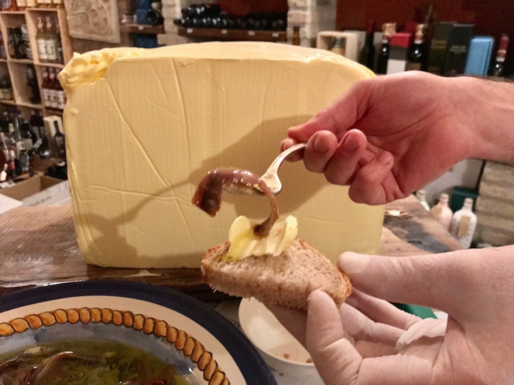 Pane, burro e acciughe di Monterosso, sublime benvenuto nella cantina di Vittorio a Brusaporto
