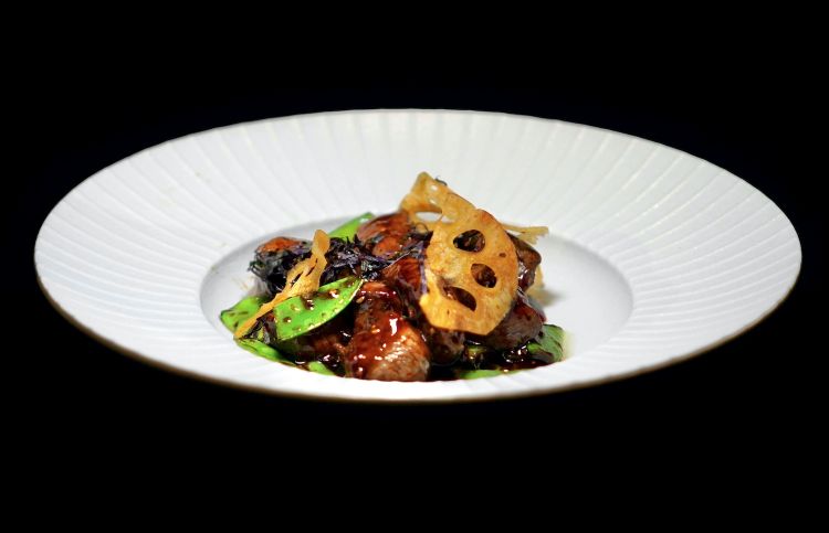 Dadolata di filetto di manzo black pepper: dadolata di filetto di manzo con salsa al pepe nero, taccole e shiso
