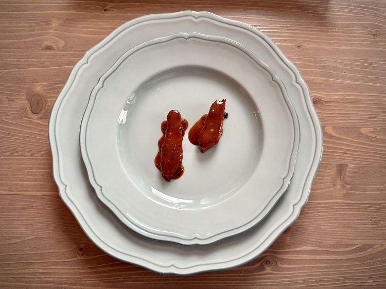 Fegato di cinghiale alla pizzaiola di rosa canina: chi non ha mai mangiato la scaloppina alla pizzaiola? Gorini parte da questa suggestione e la mette in opera, con ingredienti inediti. Il fegato di cinghiale è trattato come una fettina e viene condito con una salsa alla pizzaiola, ma senza pomodoro. Essa viene fatta con la rosa canina, mantenendo la base classica aglio, olio, peperoncino, olive e origano. Magnifico