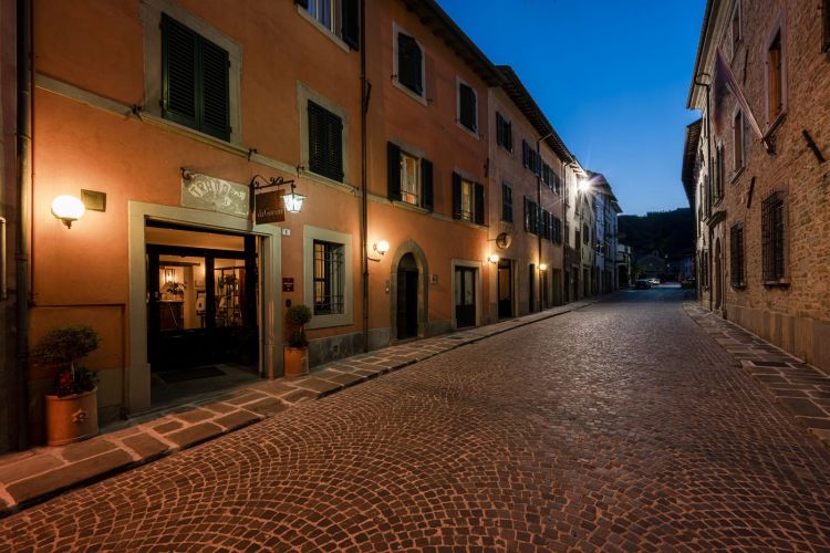 Uno scorcio di via Verdi a San Piero in Bagno (Forlì-Cesena), con l'ingresso del ristorante DaGorini, all'ora blu