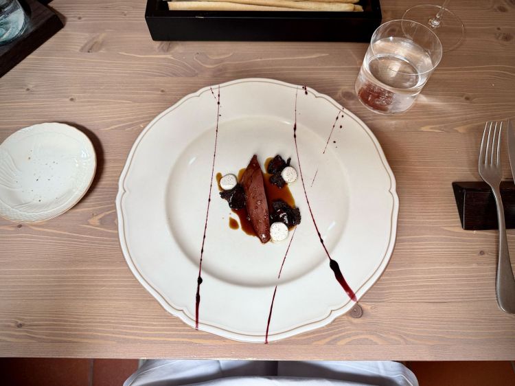 Anatroccolo arrosto, ciliegie macerate, riduzione di vino rosso, burro raffreddato ai chiodi di garofano: geniale il tocco del burro ghiacciato, contentente una spezia molto incisiva come i chiodi di garofano, che ha un effetto alleggerente sul piatto, pur essendo un grasso! A parte verrà servita anche la coscia brasata, accompagnata da spuma alla ciliegia e vino rosso