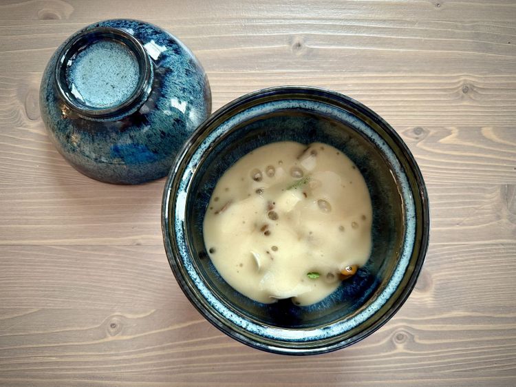 Galletti, mandorle, albicocche e nepetella: i funghi galletti sono stufati col loro fondo e passati alla brace. Sul fondo del contenitore viene posta una duxelle di funghi, unita ad albicocche disidratate e reidratate nel vermouth bianco (che spinta!) e a una gelatina di mandorle. Infine, il piatto viene completato con un idrolato di albicocca (bucce e noccioli macerati a caldo, ridotti e sifonati): ritmo da montagne russe per questa creazione, che non lascia indifferenti, ma molto curiosi sul prosieguo