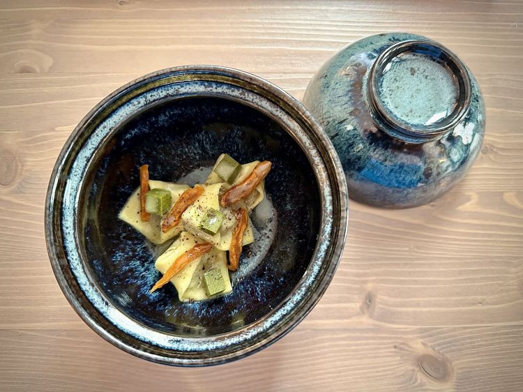 Tortello ripieno di cacciagione brasata, burro alla salvia, albicocche al vermouth bianco, gelatina di salvia, pepe Timut: piatto bonus, non presente normalmente nel percorso, ma che fa comprendere bene il concetto di territorio (pasta ripiena, ingredienti locali, insomma: Romagna)
