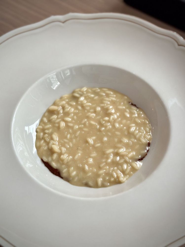 Risotto alla lavanda e concentrato di pomodoro grigliato: il riso è cotto in acqua di pomodoro e poi mantecato con un burro acido alla lavanda. Alla base, si trova un concentrato di pomodoro alla brace: piatto non immediato, ma molto intrigante, tutto basato su delle aromatiche da mangiare
