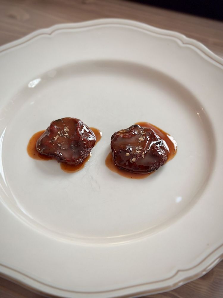 Pomodoro "brasato": viene asciugato in forno 8 ore a 100 gradi, messo sottovuoto per qualche giorno, in modo da riequilibrare i suoi succhi e passato alla brace. Il condimento è una superba salsa di albicocche e arance con olio, aglio, ginepro e vino rosso (a ricordare la salsa del brasato). Buonissimo