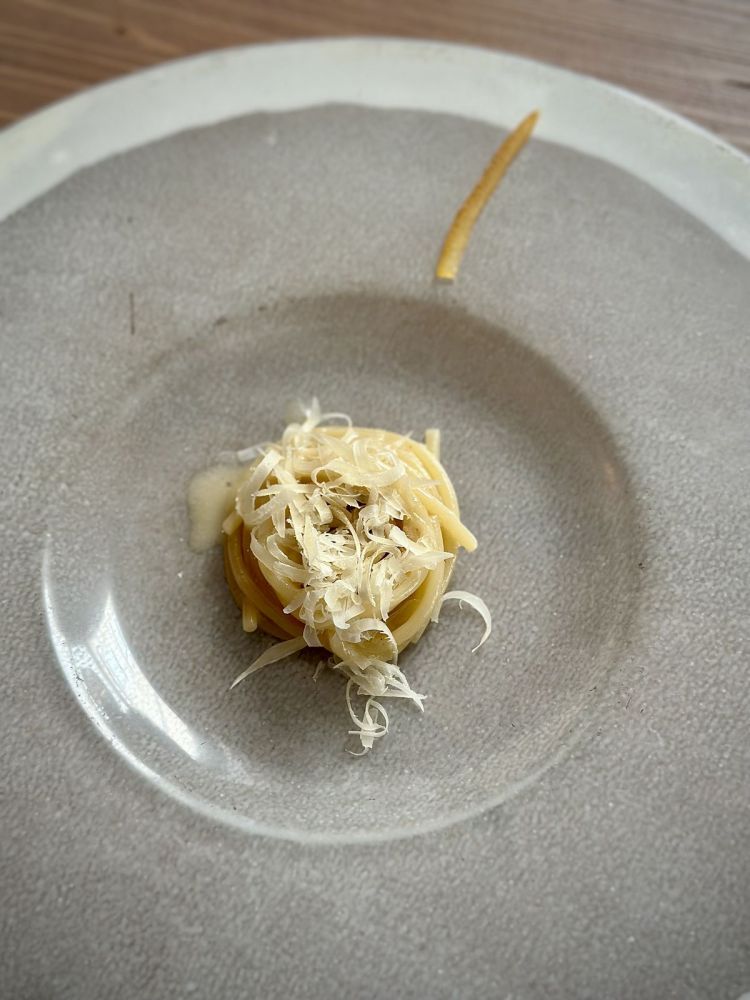 Spaghetto tonico: pasta Mancini mantecata al burro alla genziana, pecorino del Casentino, scorza di bergamotto candita. Il predessert iconico di Gorini resta tale e regala sempre gioie