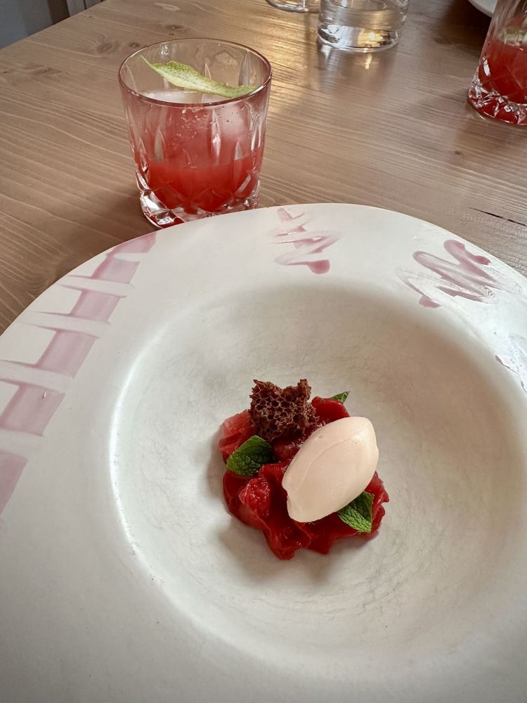 Carpaccio di cocomero: il cocomero è congelato e scongelato varie volte per rompere le fibre, in modo anche da fargli perdere succhi (si ottiene un morso simile alla carne). Il piatto è completato con pompelmo rosa disidratato e in sorbetto, salsa alla fragoline di bosco, cioccolato soffiato. In abbinamento, il Watermelon cocktail: acqua di cocomero, cordiale Monin Paragon Timur Berry (ottenuto da pepe nepalese), sciroppo di cocomero aromatizzato al pepe rosa, indian tonic