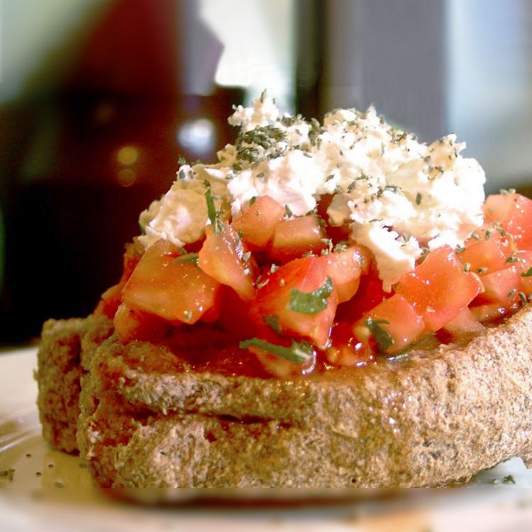 Il daikos, biscotto rustico, condito con formaggio fresco, pomodoro, olio ed erbe aromatiche
