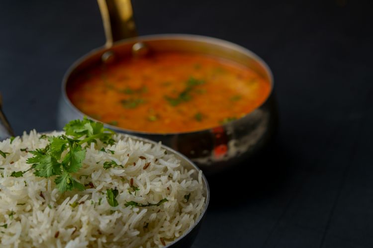 Dal indiano e riso con erbe aromatiche. Il dal è piatto tipico nei Paesi dell'Asia meridionale e costituisce una parte importante delle cucine del subcontinente indiano. Foto di Kunal Lakhotia (Pexels)