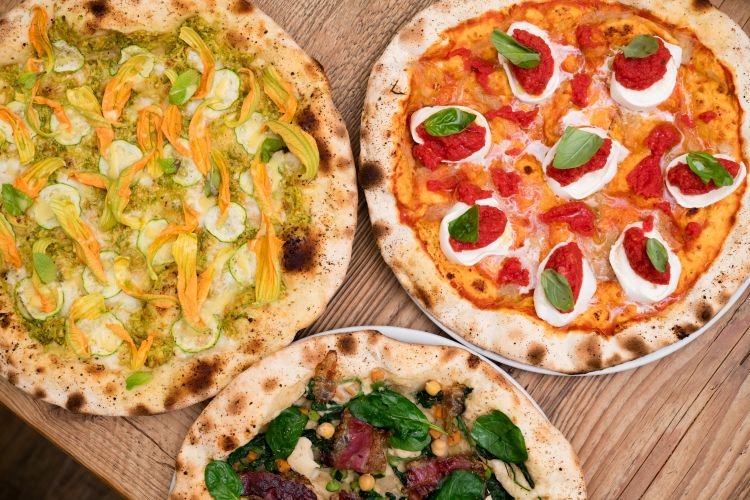 Dall'alto a sinistra, in senso orario: Pizza ai fiori di zucca 1980, Pane e pomodoro diventa pizza e Pizza Zuppa Etrusca
