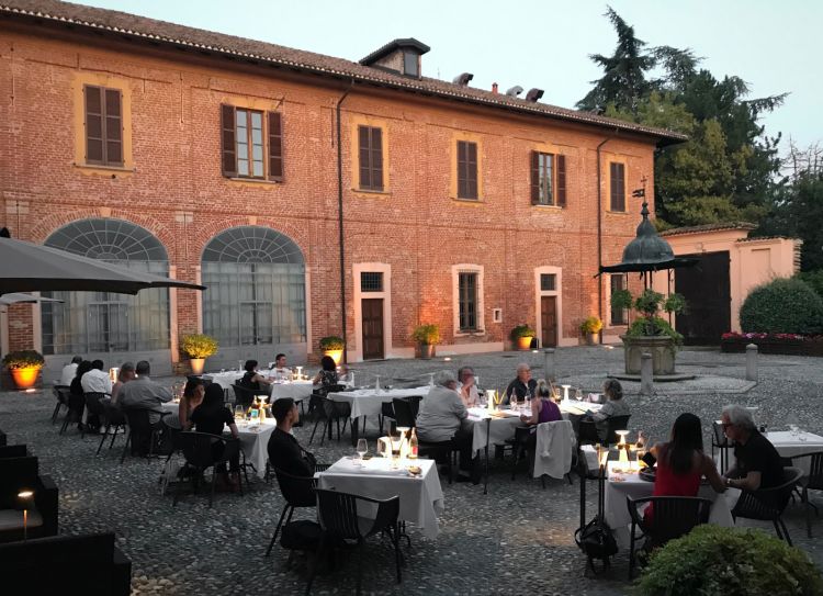La corte della Certosa Cantù, dove ci si accomoda nella bella stagione: stupendo. Ma anche con le temperature fredde l'edificio è fascinoso