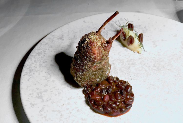 Lombatina di agnello in crosta di prezzemolo, fagioli neri, olive candite e patate al limone
