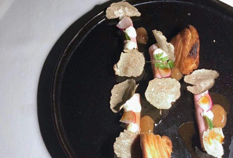 Millefoglie di vitello da latte, tartufo nero di Varzi, croissant al burro, composta di fichi e foie gras