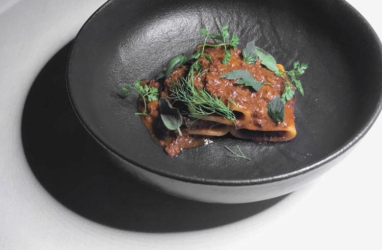 Paccheri del Cavalier Gentile, diaframma di manzo in lenta cottura, aromi del nostro orto