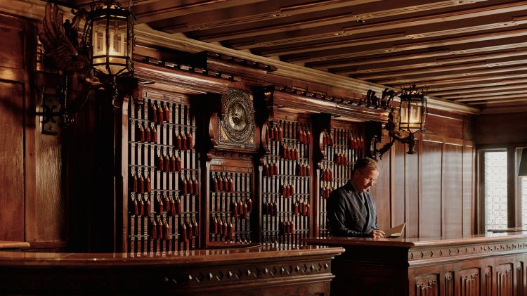 L'antica bacheca delle chiavi, conservata come in passato, crea un legame con la storia dell'hotel