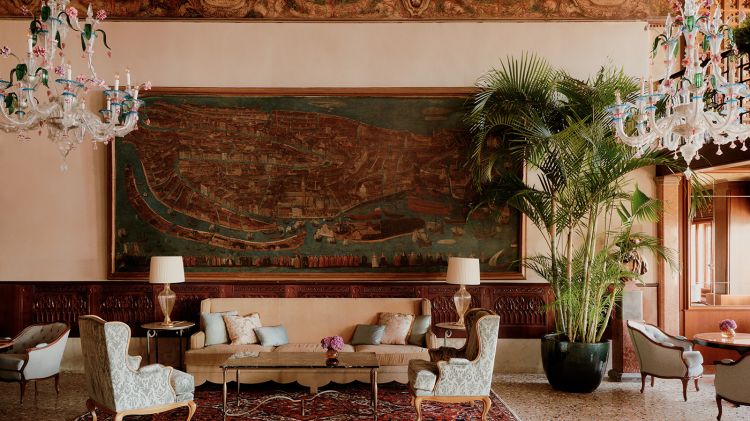 Le confortevoli aree disegnate da Pierre-Yves Rochon creano un ambiente senza tempo