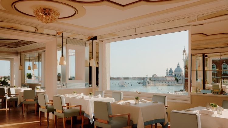 La sala interna del Restaurant Terrazza Danieli guidato dallo chef Adriano Rausa