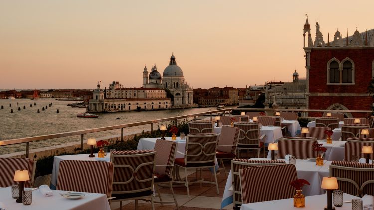 Dalla terrazza panoramica del Restaurant Terrazza Danieli la vista spazia su tutta la Laguna