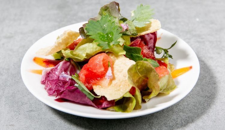 Carpaccio di anguria con piccola insalata e chips di lenticchie
