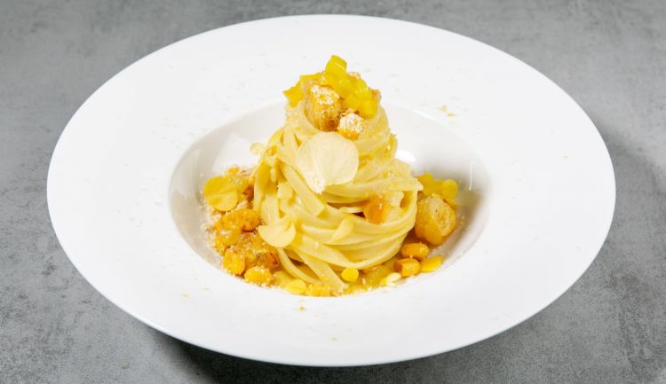 Tagliatelle Monograno Felicetti in giallo: pesto di mais, salsa di peperoni gialli e pomodorini confit
