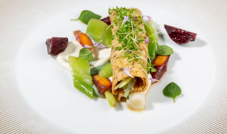 Quasi uno strudel di tempeh con vegetali estivi cotti al vapore e maionese di riso e tè verde
