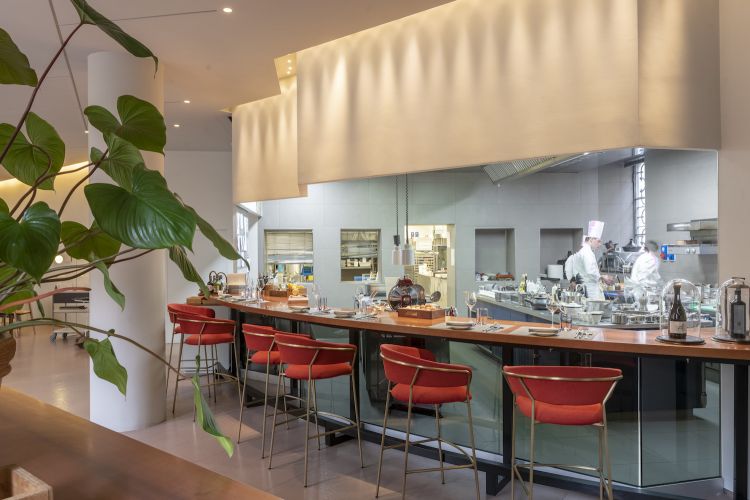 Cucina (a vista, con bancone) e sala, foto sotto, del ristorante di Daniel Canzian a Milano
