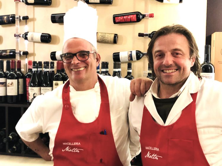 Daniele Colombu, a sinistra, chef del ristorante di Sergio Motta a Bellinzago
