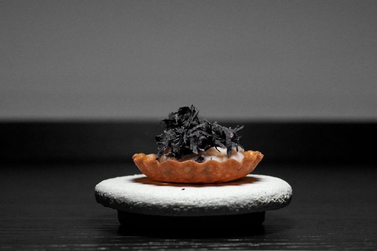 Tartelletta di funghi con cremoso di castagne e tartufo nero. A parte, un Consommé di funghi e limone
